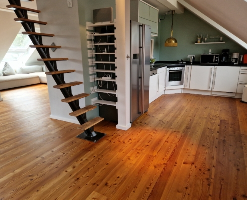 Dielenboden nach der Reinigung und Aufbereitung mit neuem Parkett-Öl in München Schwabing