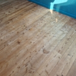 Das Dielenparkett ist voll mit Wasserflecken und Schmutz und benötigt dringend eine Öl-Auffrischung