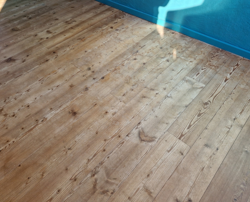 Das Dielenparkett ist voll mit Wasserflecken und Schmutz und benötigt dringend eine Öl-Auffrischung