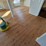 Der Diielenboden vor der Reinigung mit unserer Einscheibenmaschine