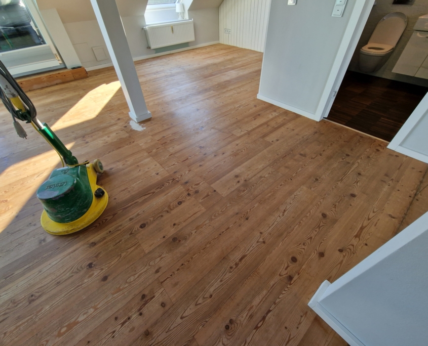 Der Diielenboden vor der Reinigung mit unserer Einscheibenmaschine