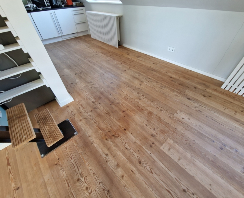 Dielenparkett in München Schwabing vor der Reinigung durch die Firma Bodenfein