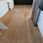 Verschmutzter Parkettboden in München Schwabing wird zur Reinigung und Aufbereitung vorbereitet