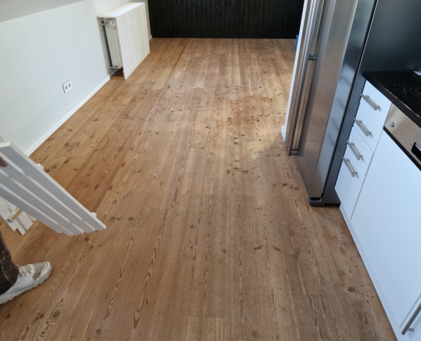 Verschmutzter Parkettboden in München Schwabing wird zur Reinigung und Aufbereitung vorbereitet