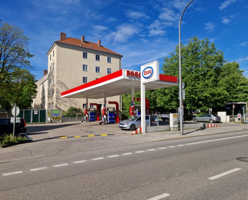 Die Esso Tankstelle an der Dietlindenstraße in München Schwabing