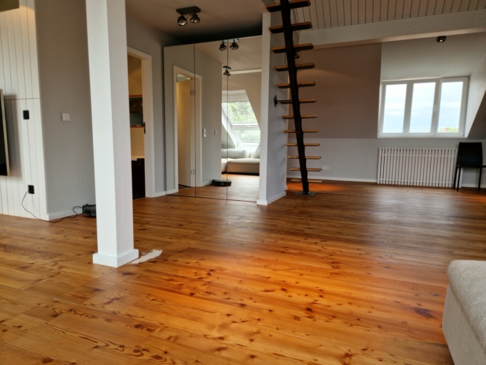Professionell überarbeitetes Dielen-Parkett durch die Firma Bodenfein in München Schwabing im fertigen Zustand