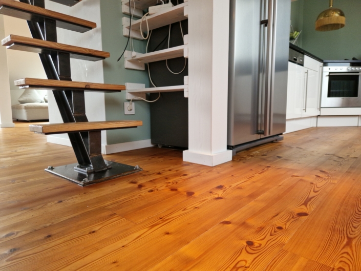 Alle Flecken auf diesem Parkettboden sind durch die Profi-Reinigung und das Nachölen verschwunden