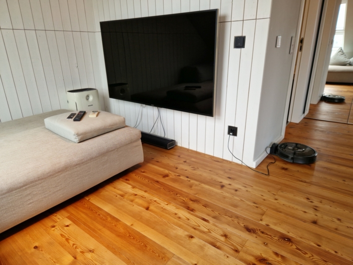 Nachgeöltes Dielen-Parkett durch die Firma Bodenfein in München Schwabing im fertigen Zustand, Fernsehecke