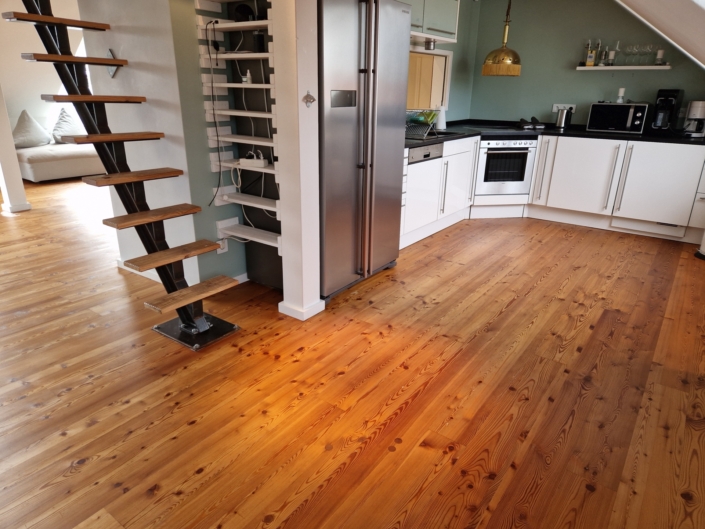Professionell überarbeitetes Dielen-Parkett durch die Firma Bodenfein in München Schwabing im fertigen Zustand, Küche