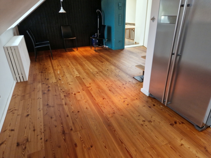 Professionell überarbeitetes Dielen-Parkett durch die Firma Bodenfein in München Schwabing im fertigen Zustand , Küche und Essbereich