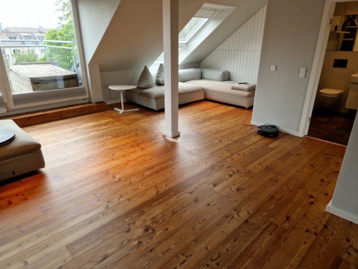 Professionell überarbeitetes Dielen-Parkett durch die Firma Bodenfein in München Schwabing im fertigen Zustand, Wohnraum