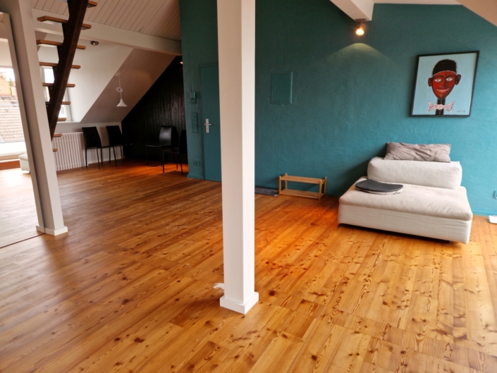 Professionell überarbeitetes Dielen-Parkett durch die Firma Bodenfein in München Schwabing im fertigen Zustand, Wohnraum mit Blick Richtung Esszimmer