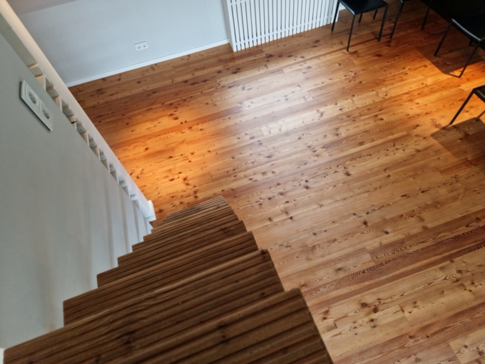 NAchgeöltes Dielen-Parkett durch die Firma Bodenfein in München Schwabing im fertigen Zustand, Blick in den Essbereich