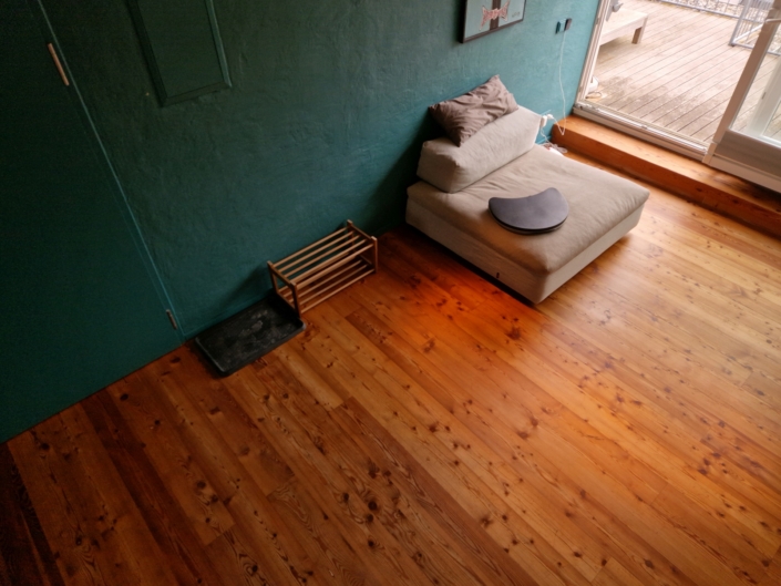 NAchgeöltes Dielen-Parkett durch die Firma Bodenfein in München Schwabing im fertigen Zustand, Überblick aus dem Dachspitz