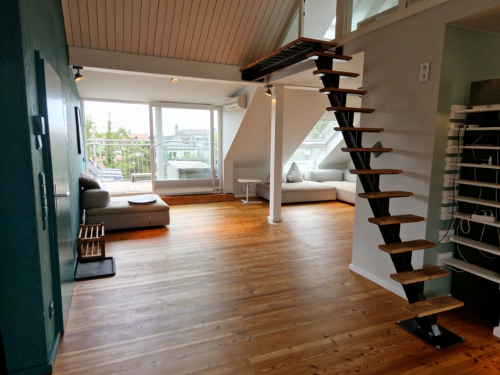 NAchgeöltes Dielen-Parkett durch die Firma Bodenfein in München Schwabing im fertigen Zustand, Treppe zum Schlafzimmer